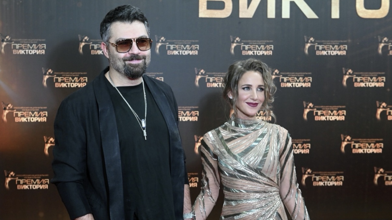 Доминирование и защита: о чем говорят жесты Чумакова и Ковальчук в скандальном интервью