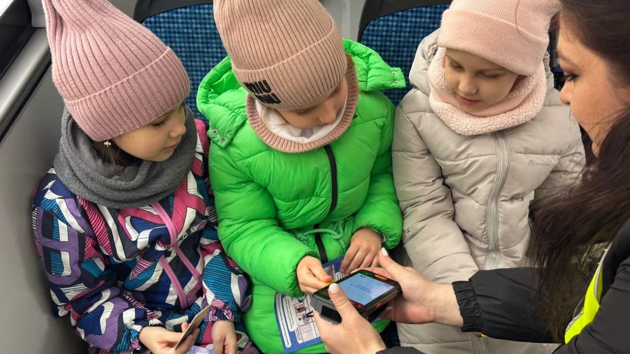 Мостранс: Московским школьникам подарили эксклюзивные карты «Тройка»