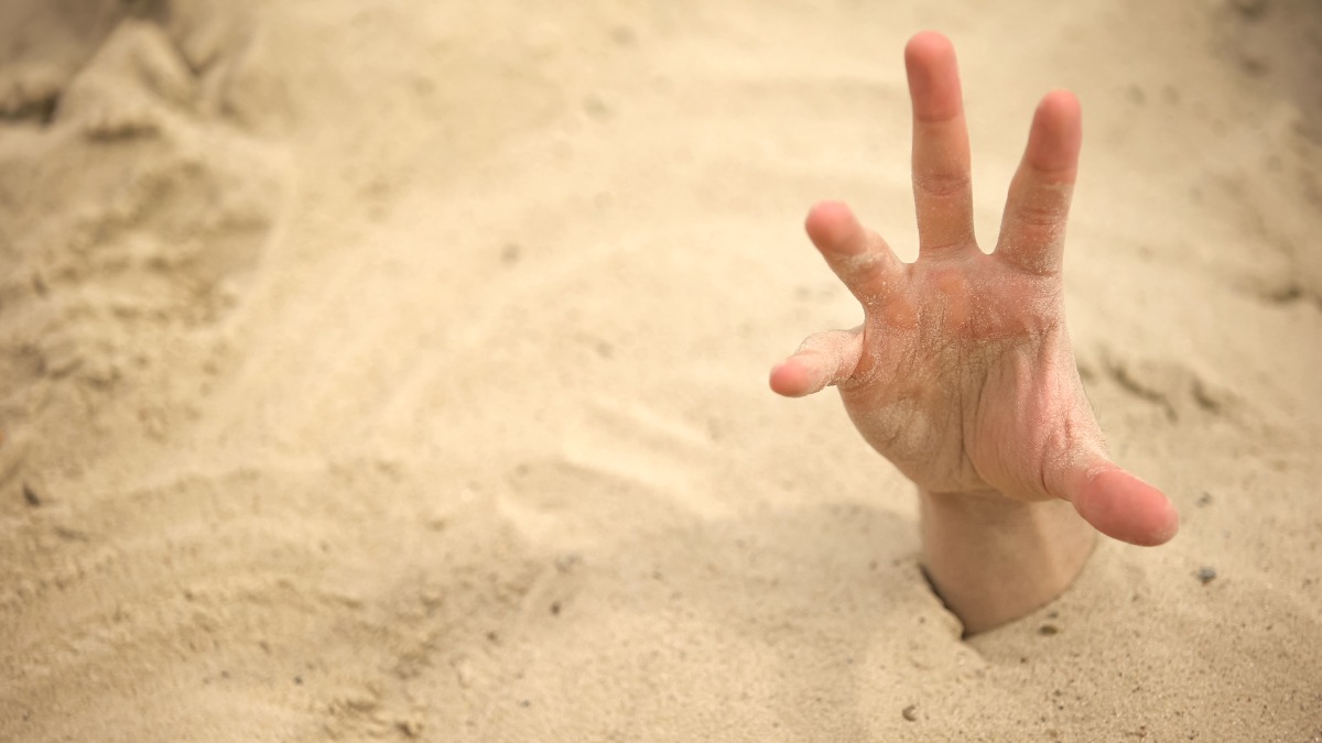 В США мужчина провалился в зыбучие пески на первом свидании