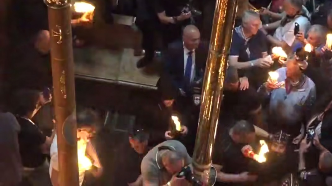 Появились кадры схождения Благодатного огня в Иерусалиме