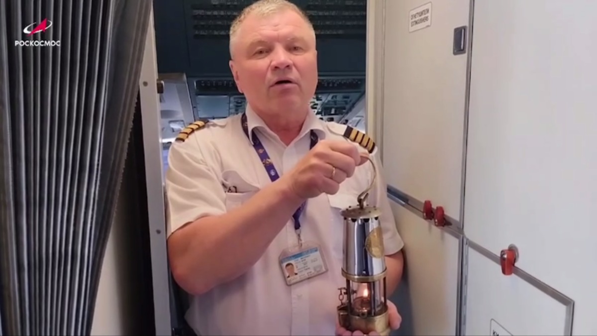 Благодатный огонь отправили в Россию самолетом Роскосмоса (видео)
