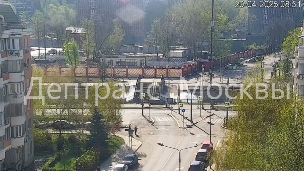 Легковой автомобиль в центре Москвы упал в Яузу