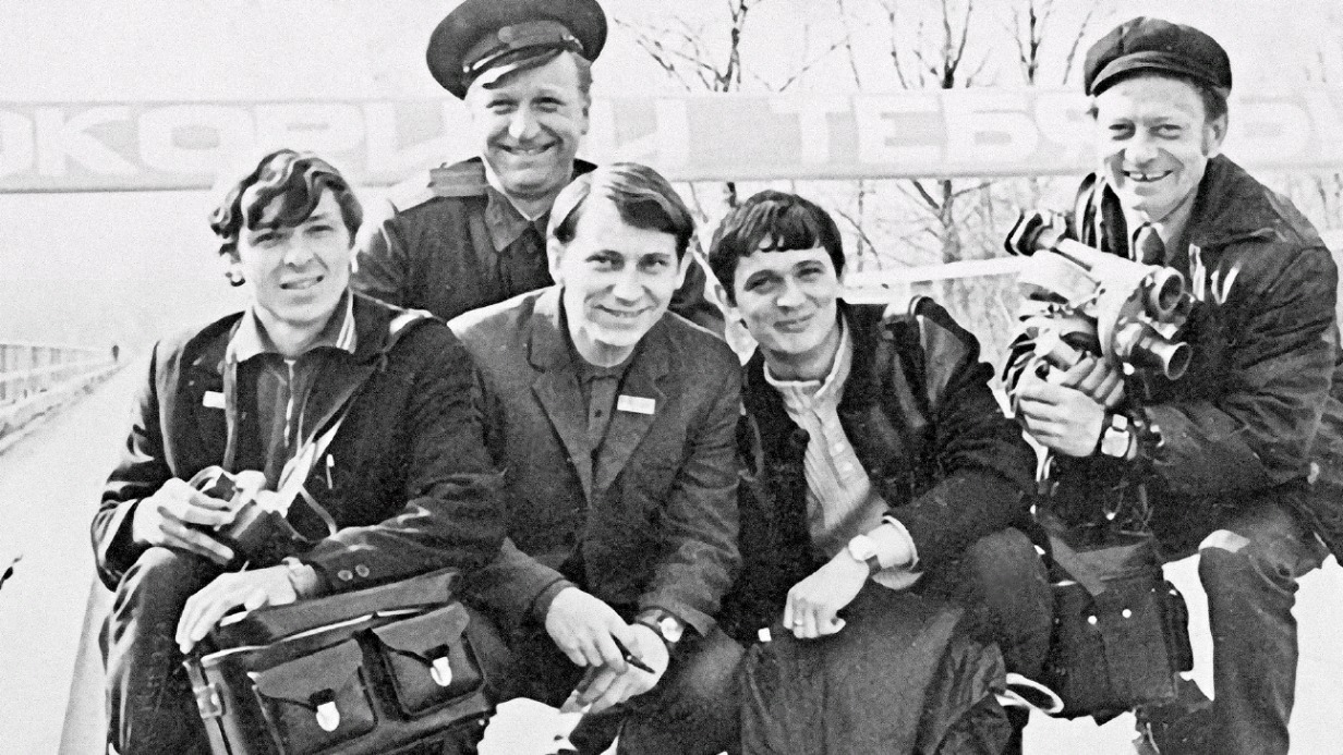 На фото (слева направо) фотокор Володя Садовой, Юрий Лепский, спецкор газеты «Молодой дальневосточник», Александр Куприянов, собкор на БАМе газеты «Тихоокеанская звезда». На зад нем плане — Нестеренко, майор железнодорожных войск. Крайний — оператор студии кинохроники по имени Витя