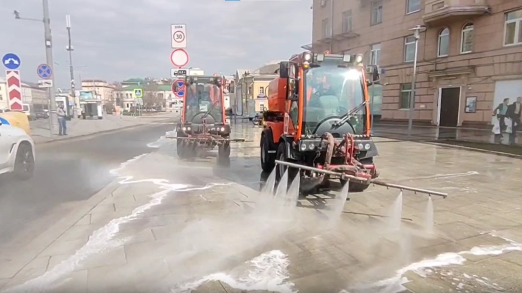 Столичные специалисты городского хозяйства промыли дороги и тротуары с шампунем