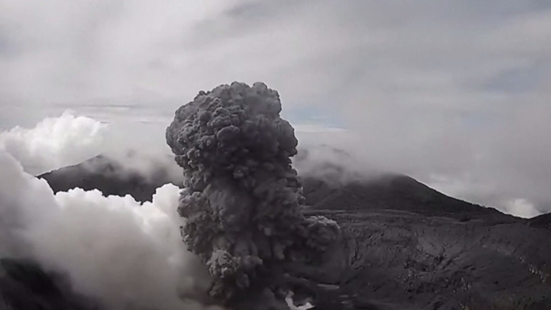 В Сети появились кадры извержения вулкана Поас в Коста-Рике