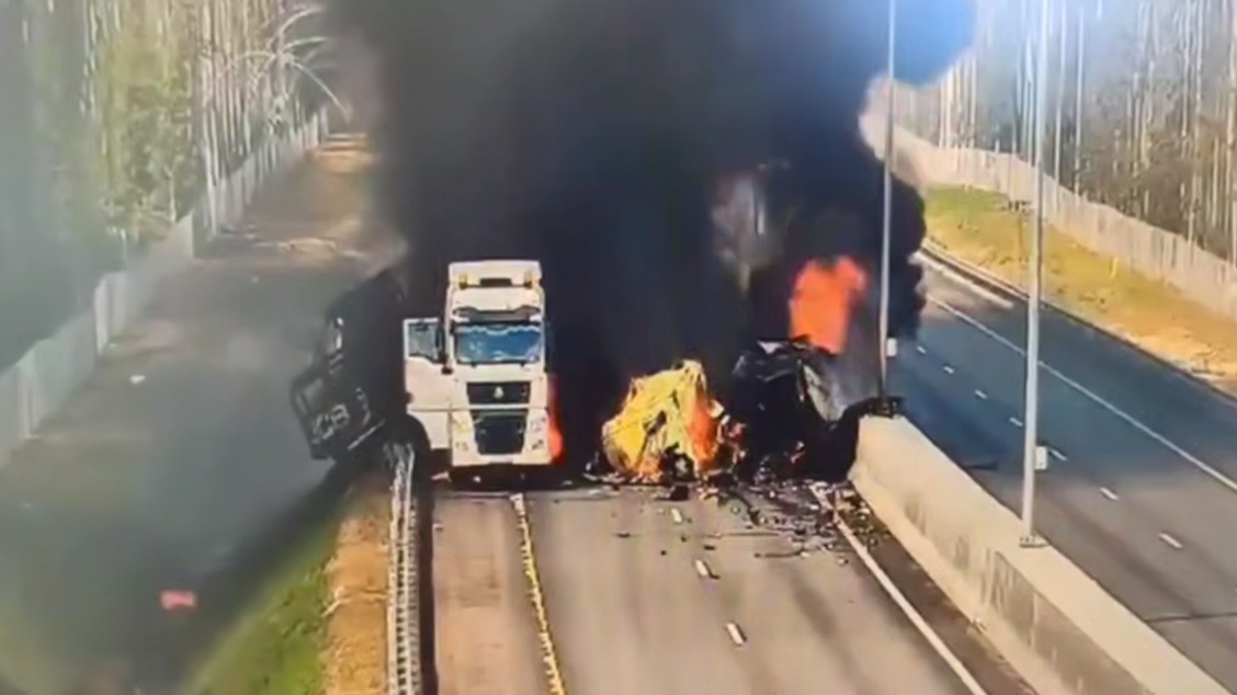 Два грузовика и автомобиль загорелись после аварии на М-11 в Тверской области