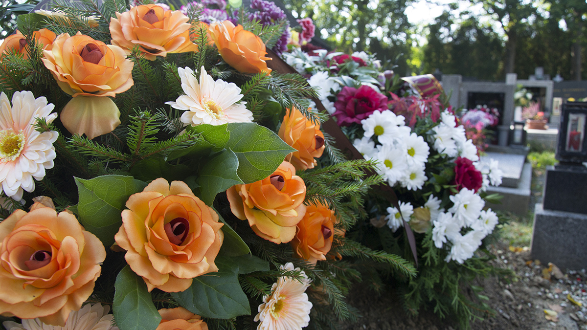 Искусственный траур: россиян призвали отказаться от пластиковых цветов на кладбищах