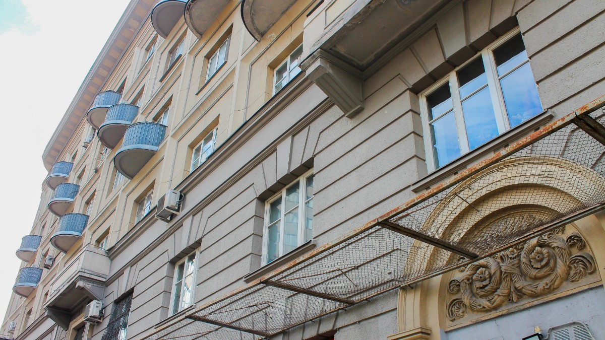 В центре столицы идут работы по капитальному ремонту в жилом доме 1939 года постройки, возведенном в стиле советской неоклассики