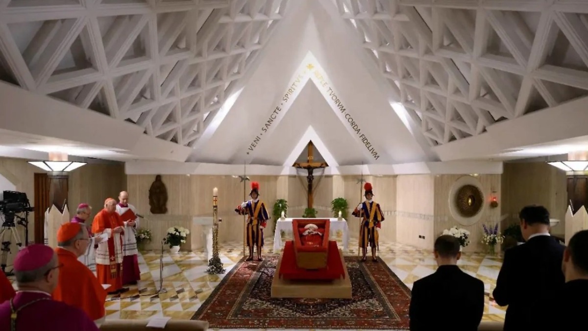 Папа римский Франциск в гробу