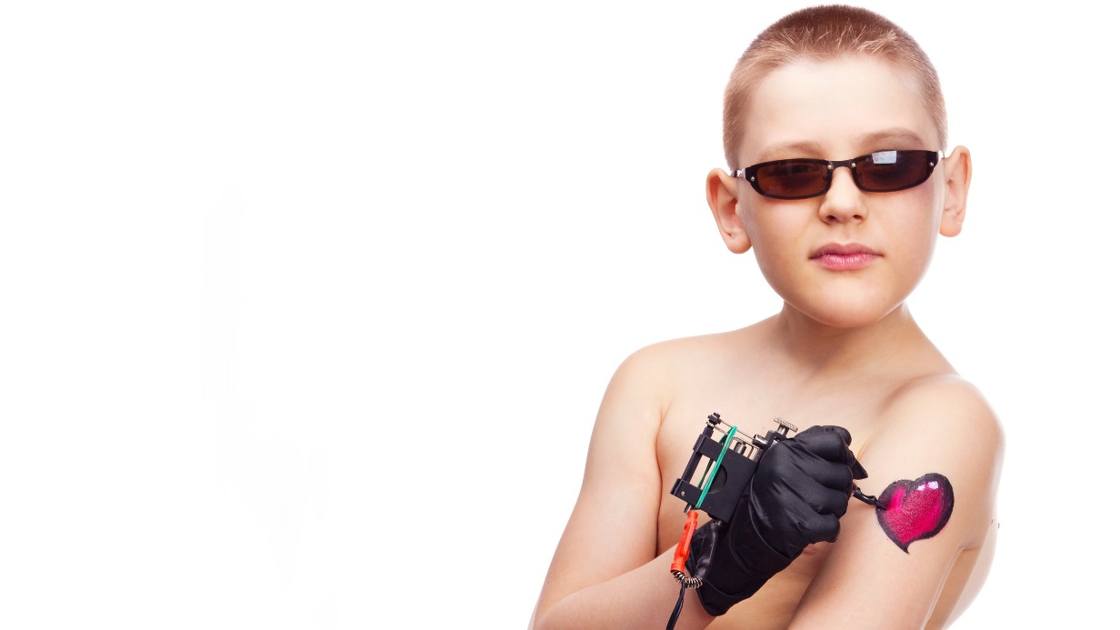 При покупке набора для тату у школьников не запрашивают паспорт, поэтому такое «развлечение», как набивание наколок, стало популярным