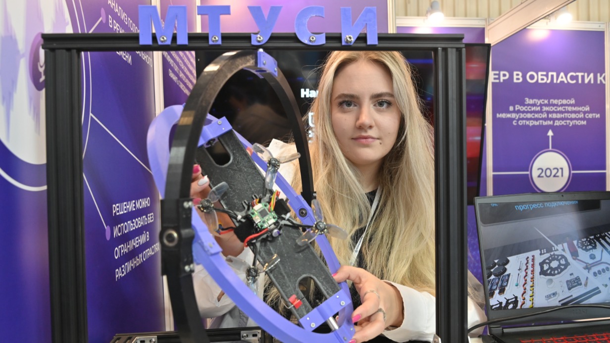 Научный сотрудник МТУСИ, организатор научно-исследовательской работы Алина Иванова демонстрирует гироскопический стенд, благодаря которому можно откалибровать мощности беспилотника