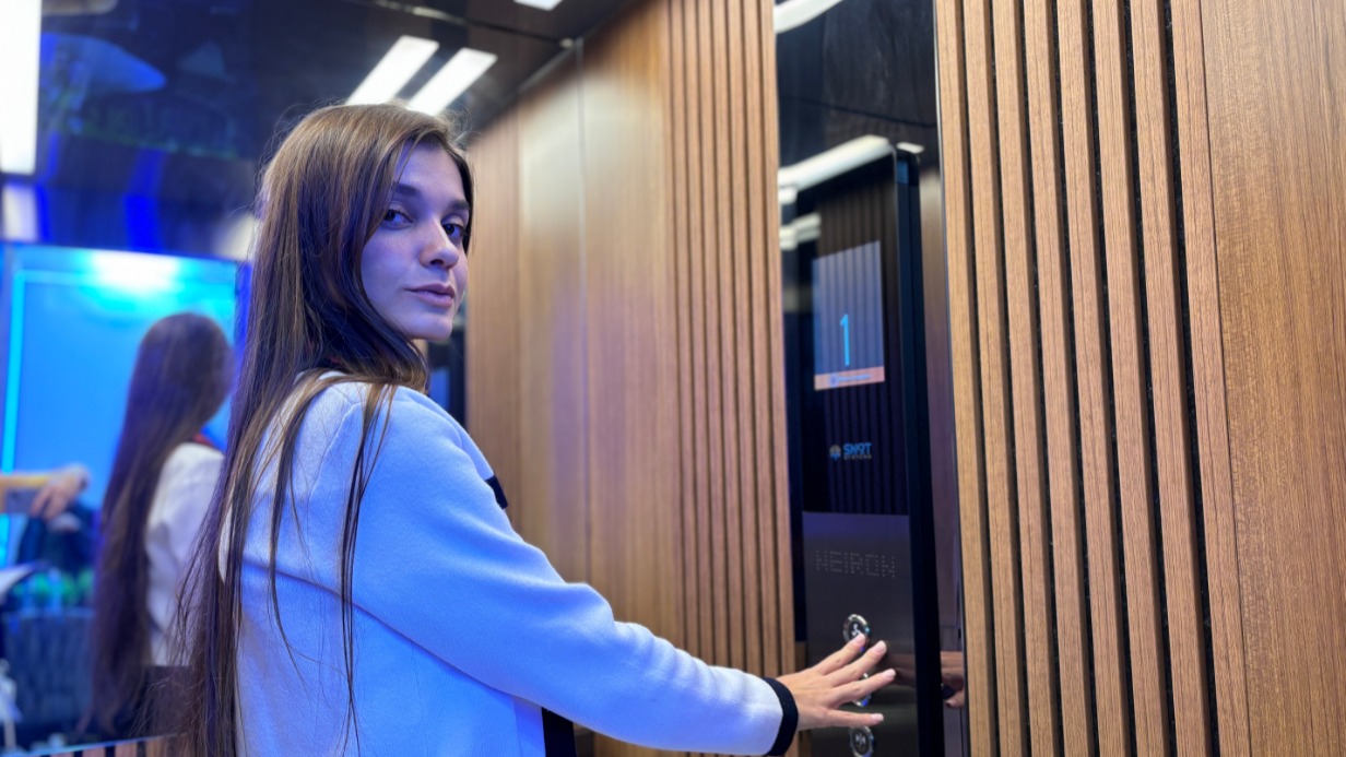 Дизайнер лифтов Ксения Каюмова представляет новую модель подъемника. Современные лифты более комфортны и безопасны