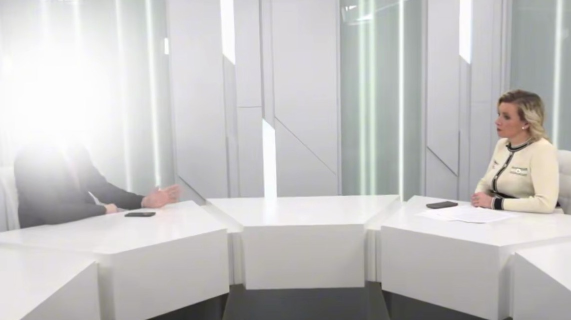 Захарова показала интервью с анонимным журналистом, который странно себя вел
