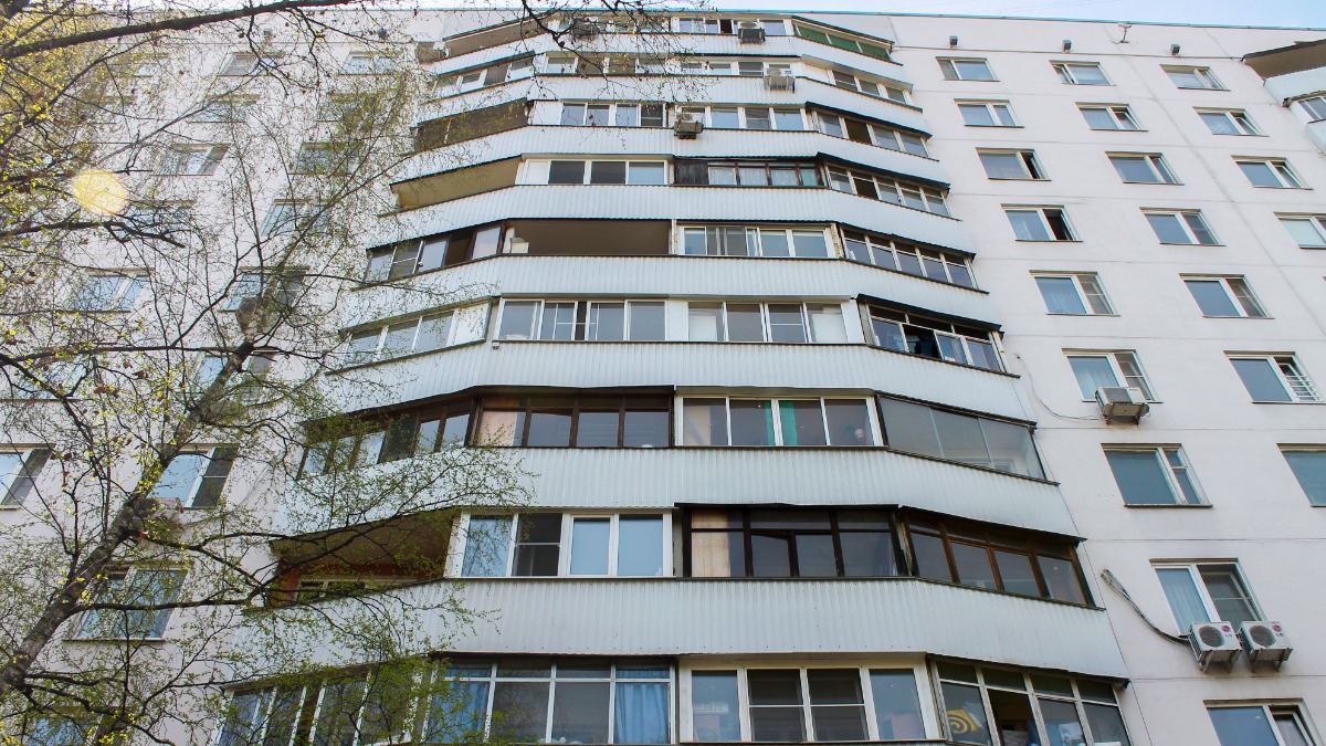 В 2025 году на юге столицы идет замена лифтового оборудования в жилом доме 1974 года постройки