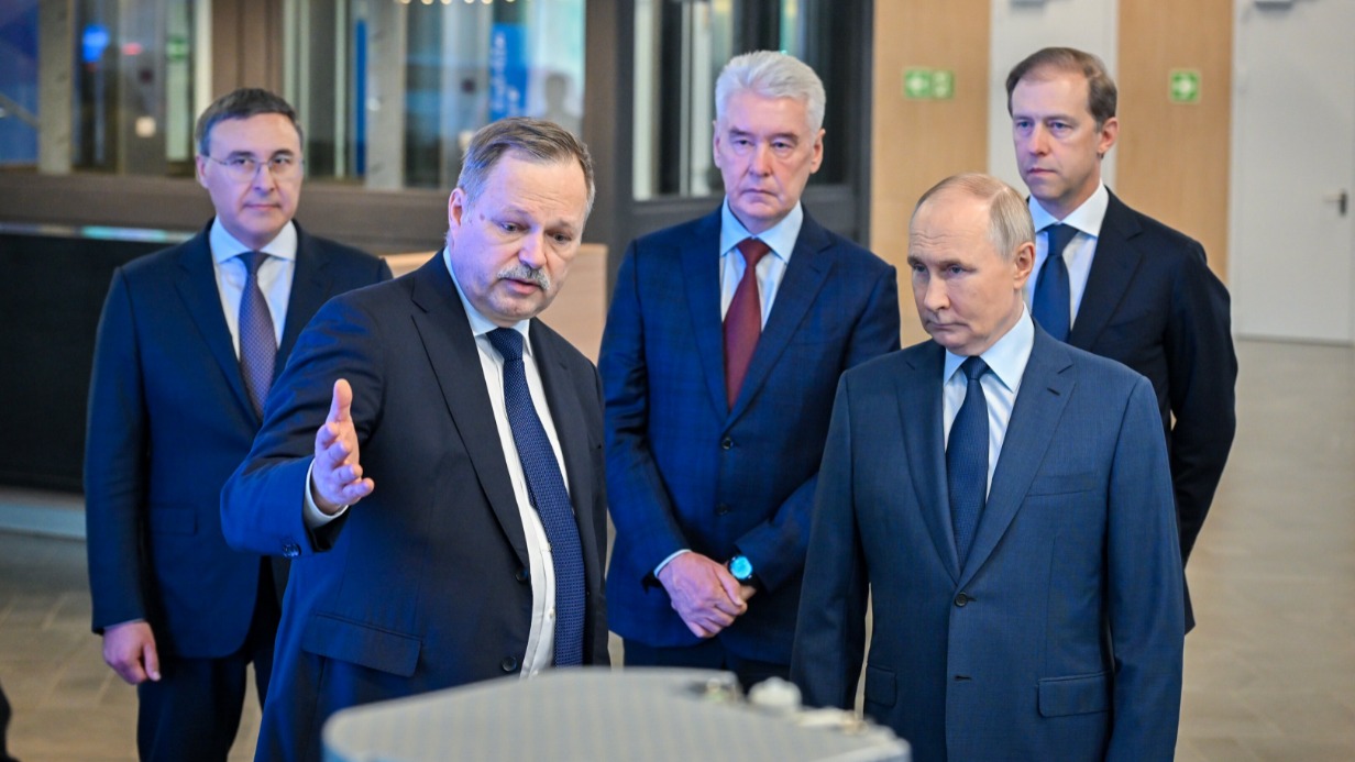 Мэр Москвы Сергей Собянин и президент Российской Федерации Владимир Путин во время посещения Московского государственного технического университета имени Баумана