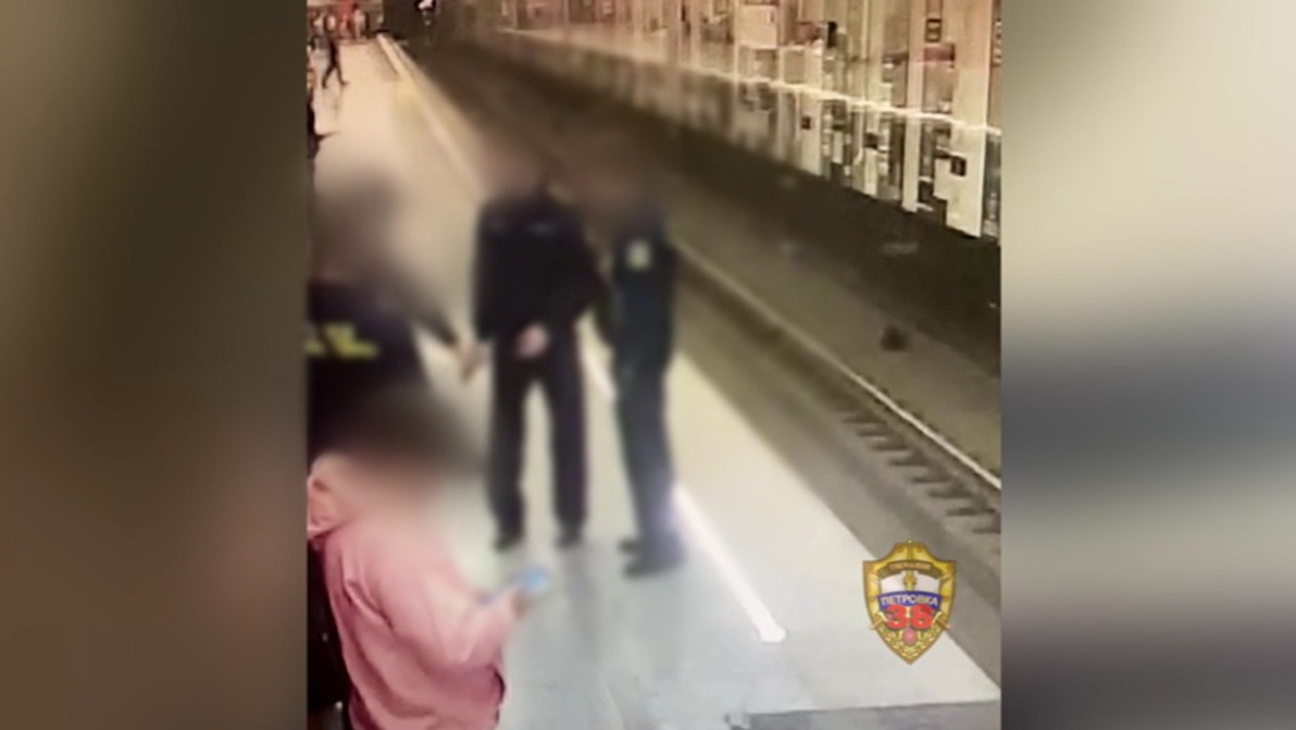 Подростки выстрелили из пистолета в поезд на станции метро «Рассказовка»