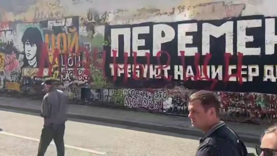 «Мрачные щи»: стену Цоя на Арбате снова испортили вандалы