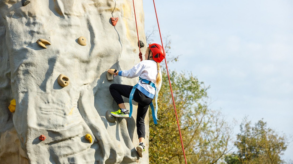 В детских лагерях ребят обучат даже альпинизму