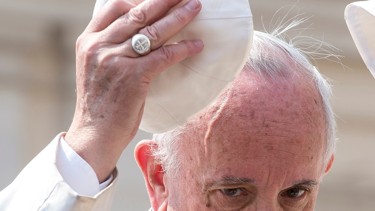 Metro: Перстень папы римского Франциска разобьют молотком во время похорон