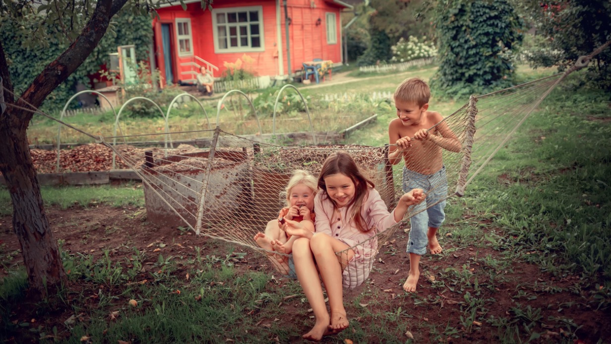 Многие москвичи хотят провести летний отпуск вместе семьей в загородном доме: в Подмосковье свежий воздух и детям раздолье