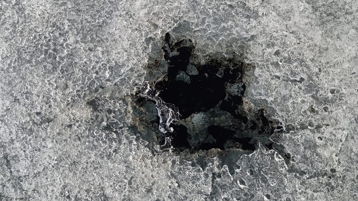 Ученые показали природные выбросы нефти на Байкале