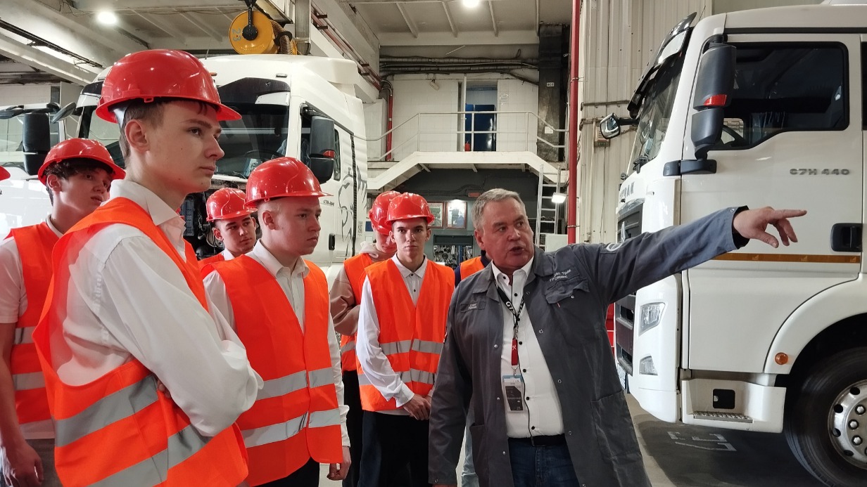 Руководитель учебного центра компании «ГлобалТракСервис» Олег Пашин проводит экскурсию для студентов колледжа