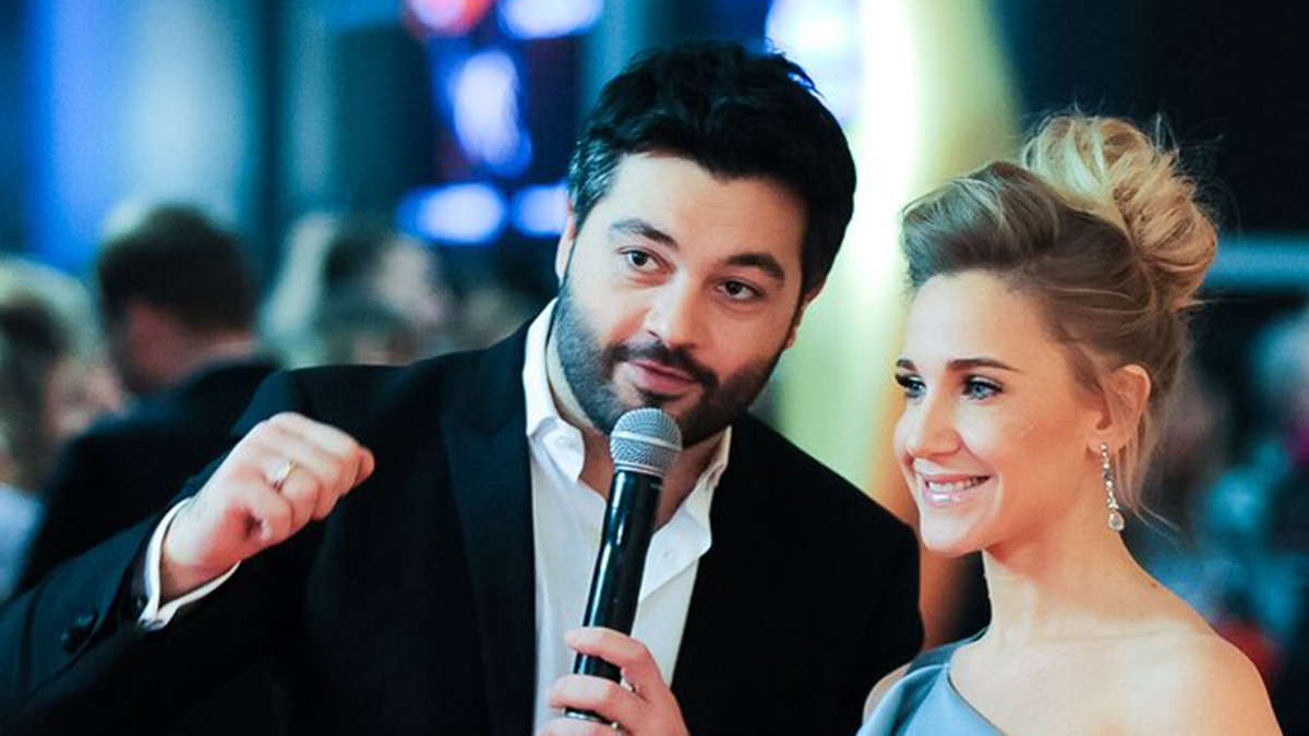 Алексей Чумаков и Юлия Ковальчук поспорили на красной дорожке