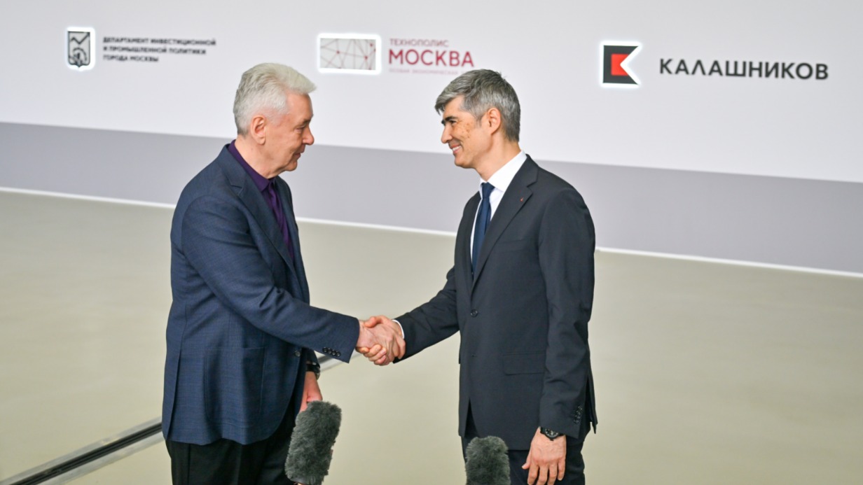 Мэр Москвы Сергей Собянин и президент АО «Концерн «Калашников» Алан Лушников на открытии нового производственного комплекса для концерна, созданного на территории особой экономической зоны «Технополис «Москва» в Печатниках