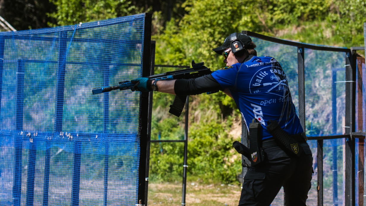 Спортсмен Ярослав Соколов на соревнованиях по практической стрельбе