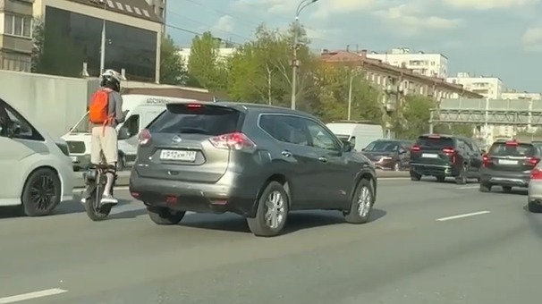 Мужчина на моноколесе устроил скоростной заезд по ТТК, попутно глядя в телефон