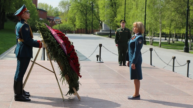 Сотрудники налоговой службы возложили цветы к Могиле Неизвестного Солдата