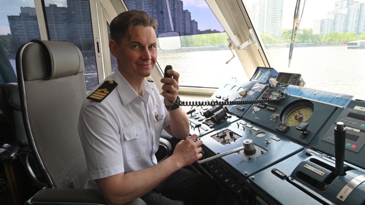 Капитан речного прогулочного судна «Москва-61» Дмитрий Стаценко отправился в свой первый в этом сезоне рейс. По ходу движения по Москве-реке он с помощью рации обменивается информацией с другими теплоходами. Капитан рад вновь приступить к любимой работе