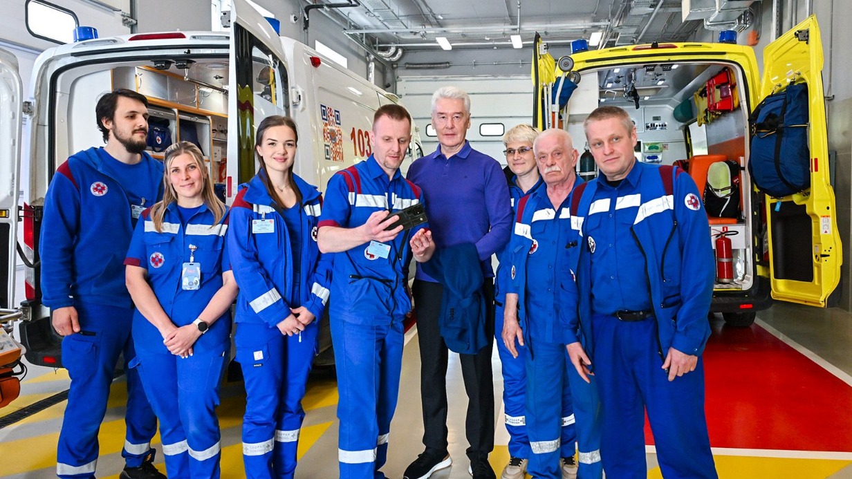 Мэр Москвы Сергей Собянин пообщался с сотрудниками скорой помощи в новом флагманском центре ГКБ имени Буянова. Центр уже принял первых пациентов