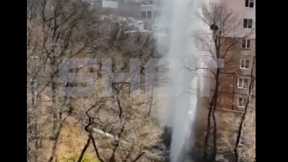 Фонтан кипятка высотой в девятиэтажный дом забил из-под земли во Владивостоке