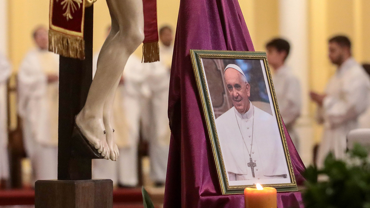 Ватикан нарушил протокол на похоронах папы римского из-за Зеленского