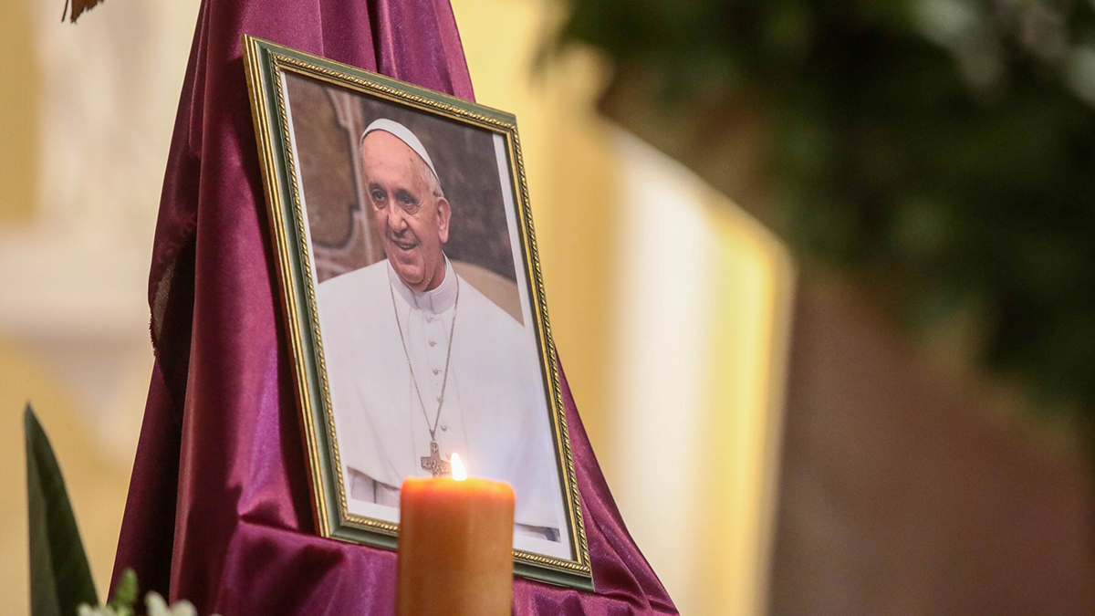 Заупокойная месса по папе римскому началась на площади Святого Петра в Ватикане