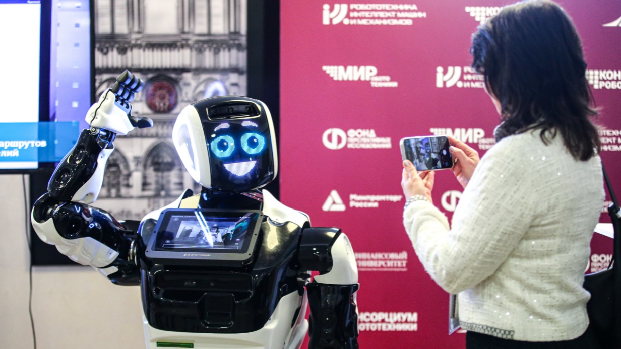 Робот Promobot на ежегодном международном научно-технологическом форуме «Робототехника, интеллект машин и механизмов» на территории Финансового университета при Правительстве России