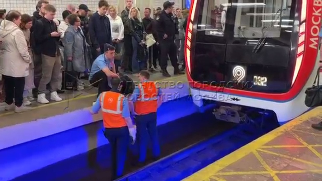 680bb01982682c5a44e10857 СМИ: Упавший на пути на «Полежаевской» человек погиб