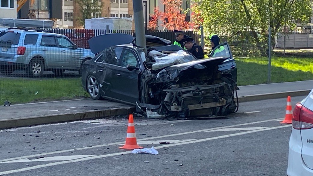 Автомобиль сбил пешехода и влетел в столб на севере Москвы