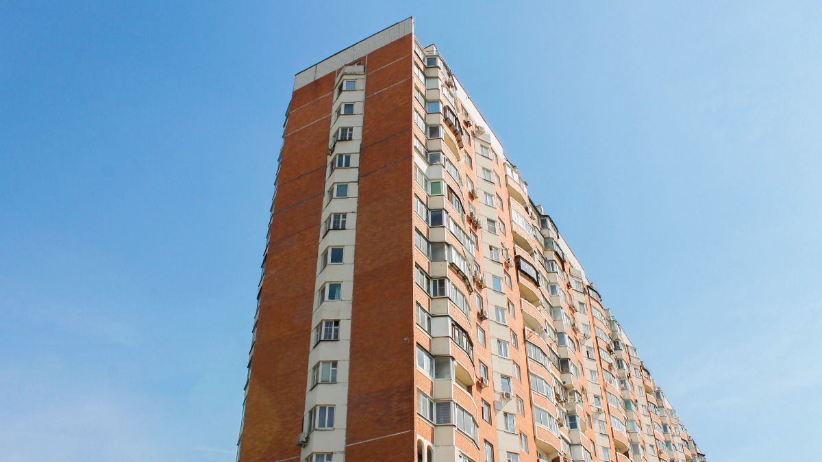 На юге столицы проходит замена лифтового оборудования в жилом доме 2000 года постройки