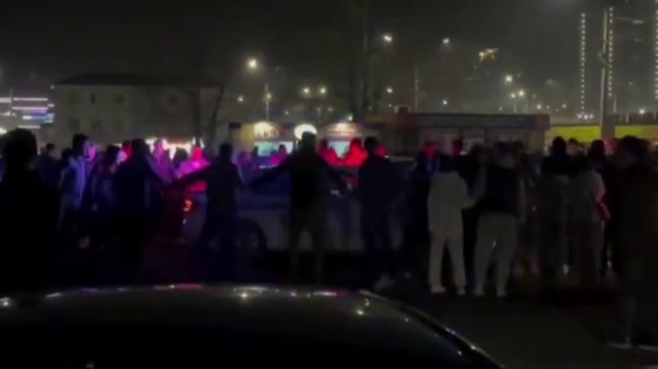 Уличные гонщики устроили огромный хоровод вокруг машины ДПС в Бурятии