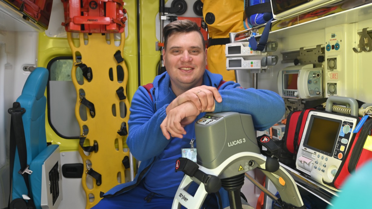 Врач-реаниматолог детской реанимационной бригады подстанции № 34 Вячеслав Чурсин показывает современное оборудование, которым оснащен автомобиль скорой помощи. По сути это клиника на колесах, где есть все необходимое для спасения детских жизней