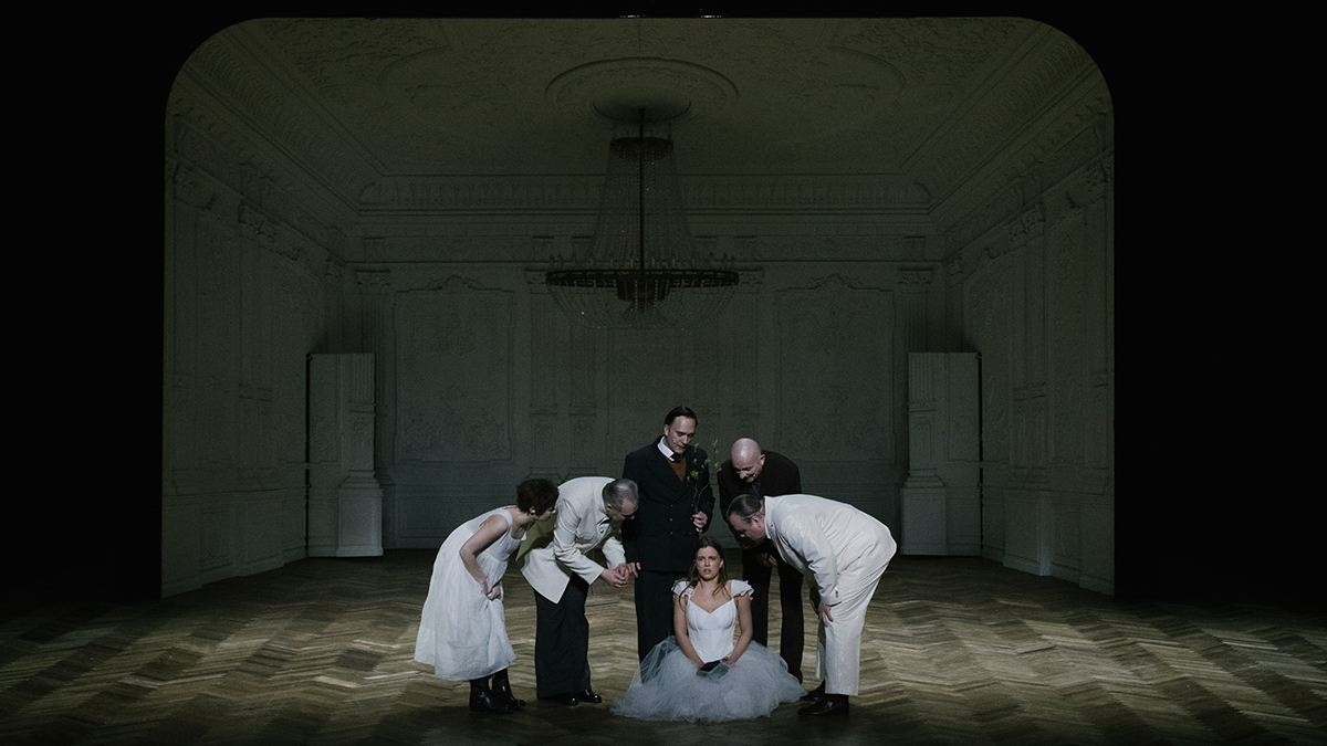 Бракоделы: премьера спектакля по мотивам «Женитьбы» Гоголя прошла в Театре Моссовета