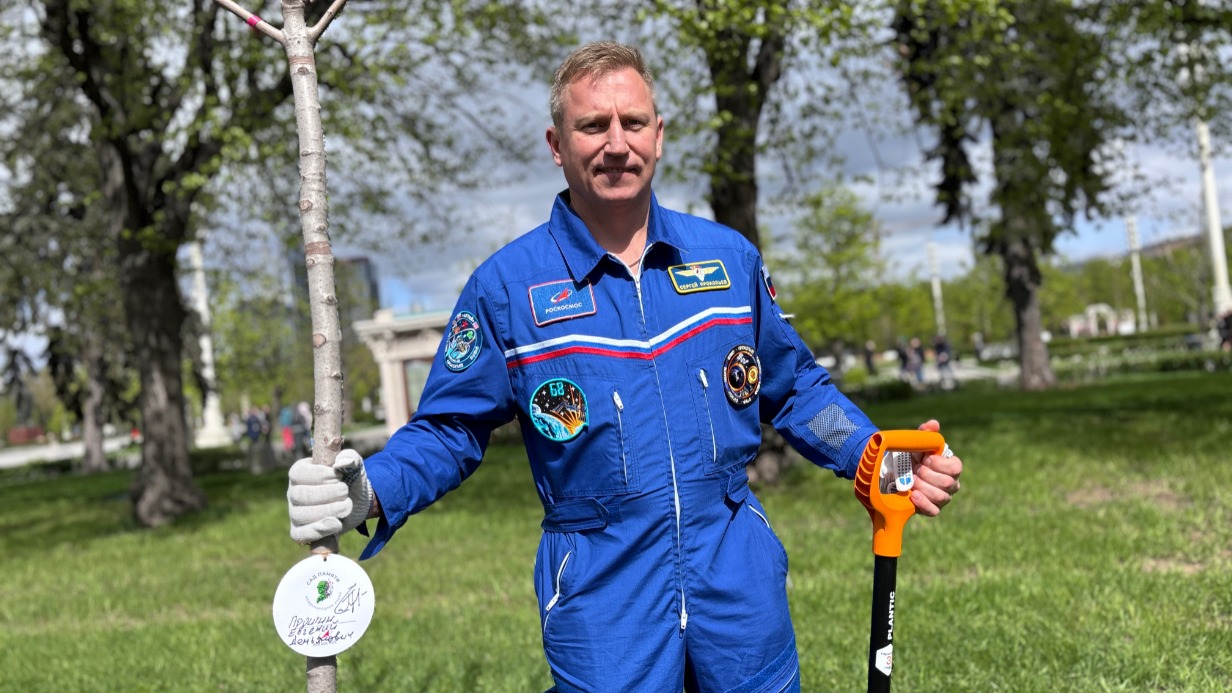 Космонавт Сергей Прокопьев высадил красный клен на ВДНХ