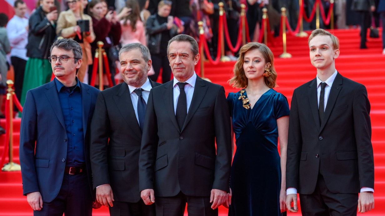 На красной дорожке перед кинотеатром «Россия» съемочная группа, которая представила фильм открытия 47-го Московского международного кинофестиваля «В списках не значился» по повести Бориса Васильева: режиссер Сергей Коротаев, продюсер Тимур Вайнштейн, народный артист России Владимир Машков, актриса Алена Морилова, актер Владислав Миллер