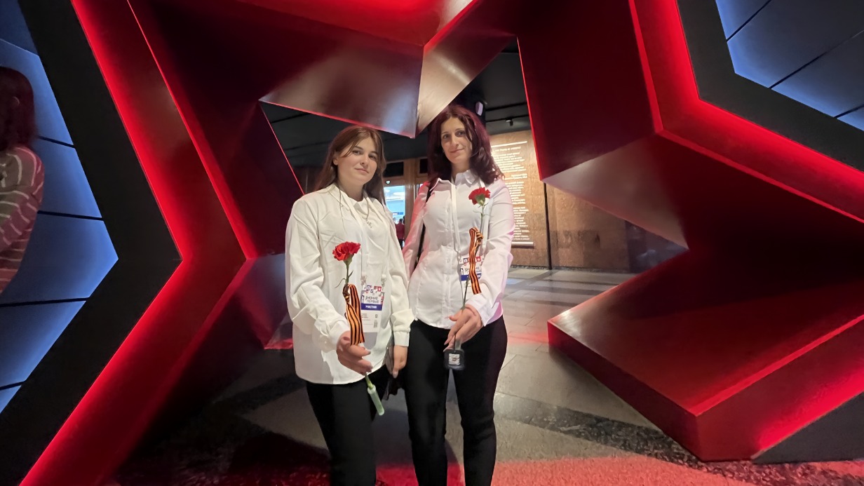 Студентки Виктория Рудойчук и Анна Краткая (слева) приехали из Херсонской области в «Музей Победы» на марафон «Знание.Первые»