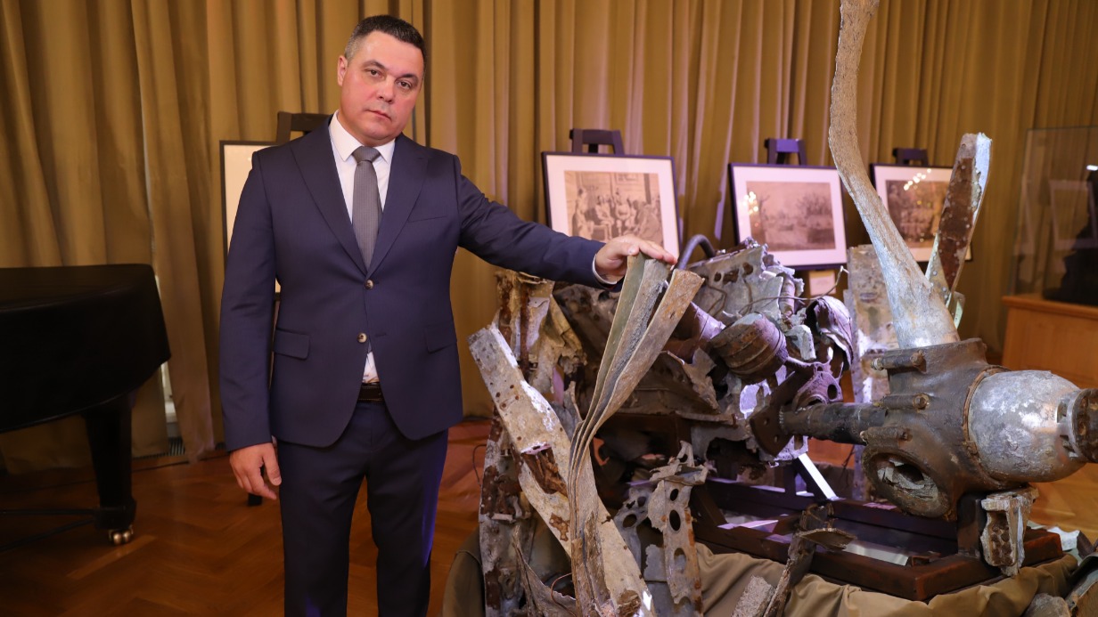 Глава организации поисковиков «Совесть» Руслан Хисамов показывает фрагменты Як-9Л