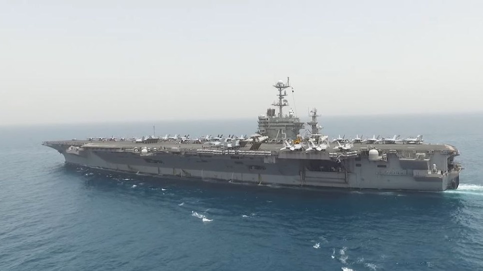 Истребитель F-18E Super Hornet и его тягач упали в Красное море с авианосца США