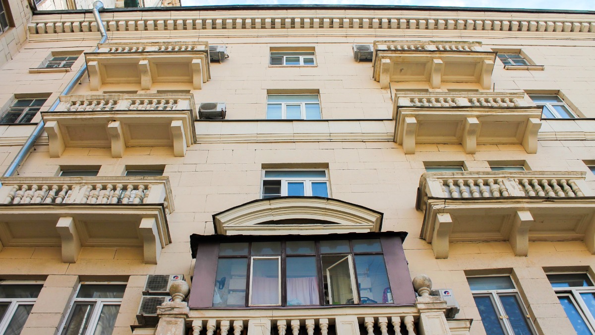 За 10 лет программы капитального ремонта жилого фонда в столице обновили более 150 домов, в которых расположены аптеки