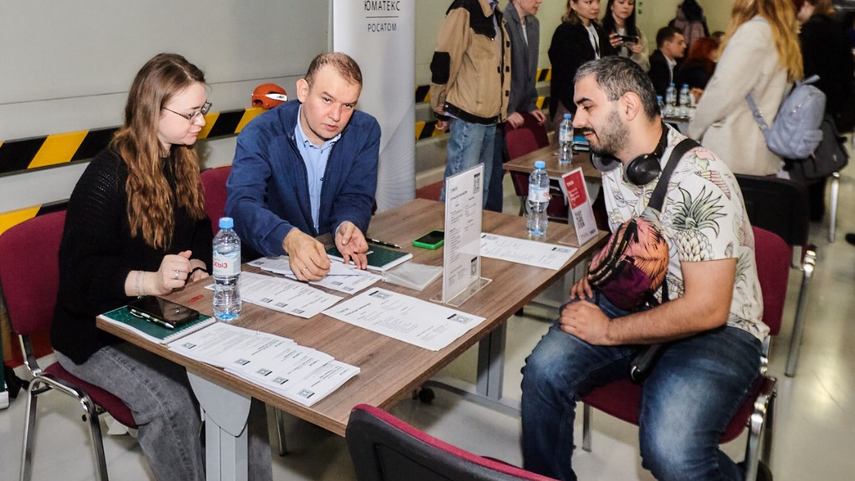 На карьерной ярмарке в ОЭЗ вакансии представили 30 предприятий, включая завод по производству медоборудования ТЗМОИ